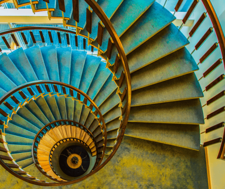 Escalier en colimaçon bleuté