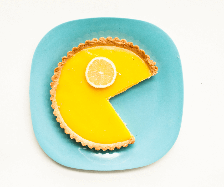 Tarte au citron en forme de packman avec un oeil en rondelle de citron dans une assiette bleue