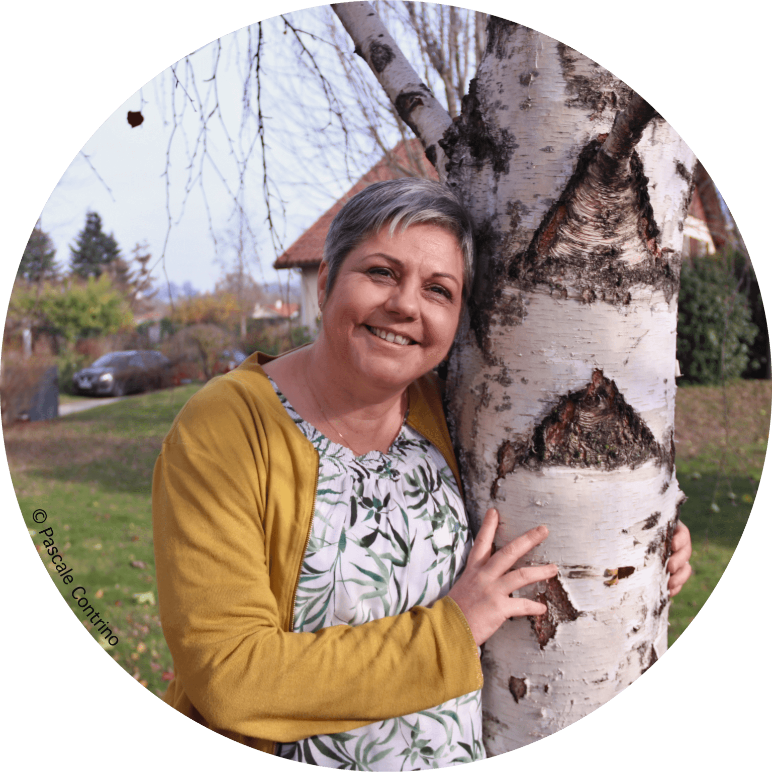 Portrait de Karen Richet dans le jardin tenant un arbre, photographié par Pascale Contrino